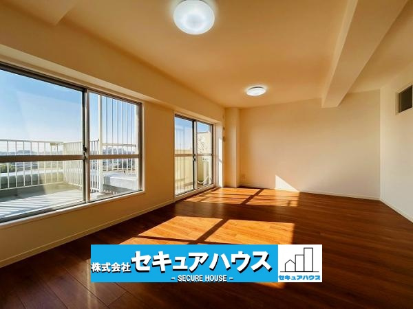 メイツ大府の居間・リビング|東海道本線「大府」駅約400m徒歩約5分の立地♪
