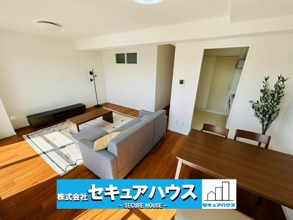 メイツ大府の居間・リビング|【リフォーム完了済】
◆本日ご案内可能♪365日営業中！！
◆東海道本線「大府」駅約400m徒歩約5分の立地♪
◆徒歩圏内に医療施設やコンビニあり！イオンモール東浦まで車で約10分とお買い物にも便利♪