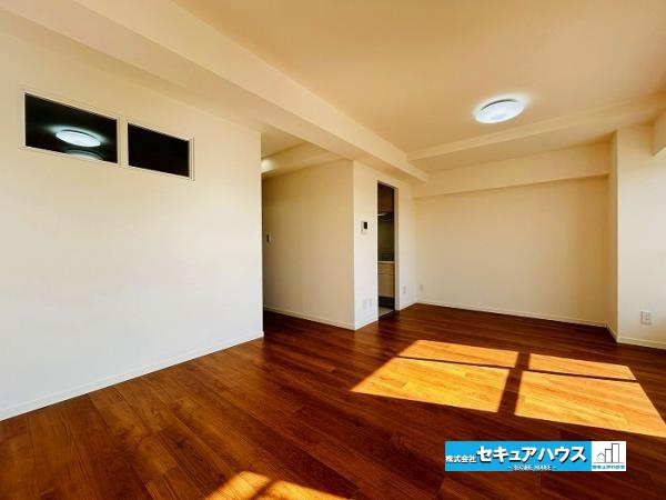 メイツ大府の洋室|■約16.1帖のLDK
南向きの四季折々の景色が楽しめる住まいです。
ワイドサッシからの眺望と採光が魅力的なLDKです。