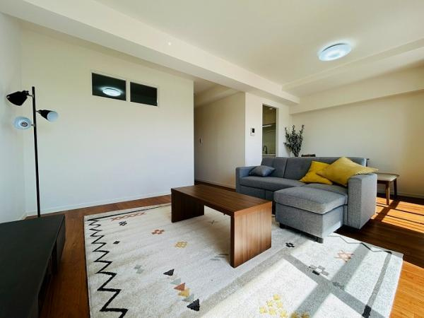 メイツ大府の洋室|【約16.1帖のLDK】
◆南向きの四季折々の景色が楽しめる住まいです。
大きな窓からの眺望と採光が魅力的なLDKです。
◆ニトリの家具付き物件の為、すぐに新生活を始めることができます。　　　　　　　