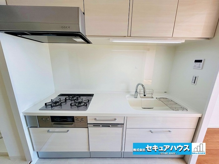 メイツ大府のキッチン|【キッチン】
◆シンプルで可愛らしい、マット調の清潔感あふれるキッチンです。
◆食洗機付きのため、洗い物の時短に繋がります♪
◆キッチンとLDKで区切られているため匂いがリビングに広がるのを防ぎます。