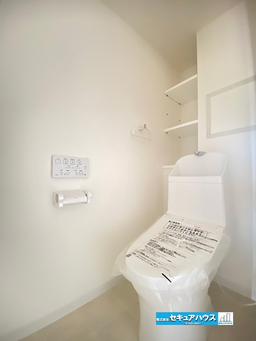 メイツ大府のトイレ|【高機能トイレ】
◆高機能トイレの多くは便器のフタの開閉が自動であり、使用後に手動で水を流す面倒もなく非常に便利です。スタイリッシュな見た目で、お掃除しやすく、節水効果が高いです。　　　　　　　　　　