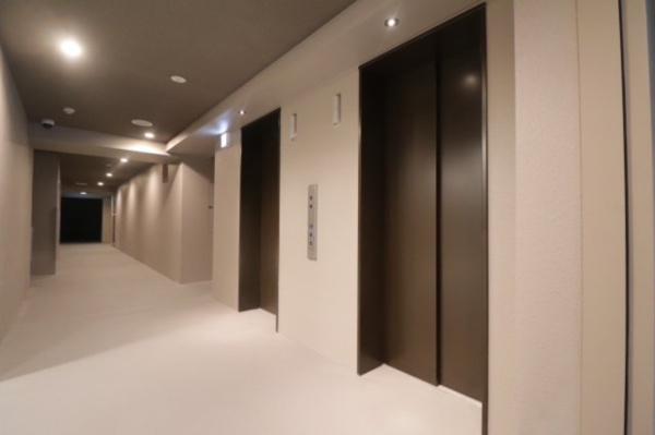 【その他共用部分】 | 【エレベーターホール】シティホテルのような内装です。清潔感溢れるホワイト基調のエレベーターホール！