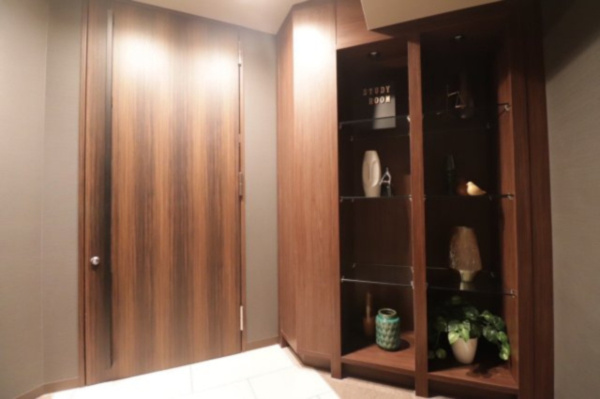 【その他共用部分】 | 【スタディルーム出入口】落ち着いたウッド調デザインのおしゃれなスタディルームです☆入口には飾り棚も。