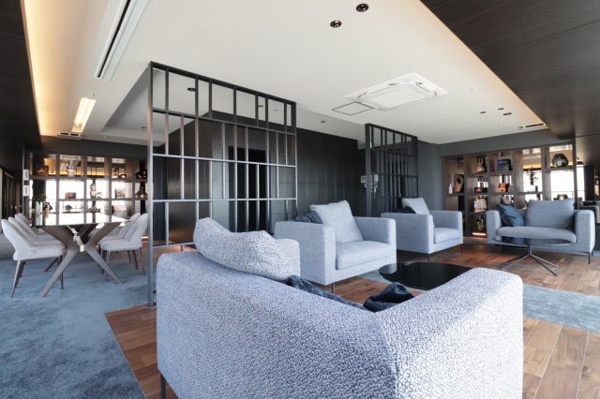 【ロビー】 | 【スカイラウンジ】デザイナブルで快適なラウンジです。カーペットとフローリングの切り替えがおしゃれ。