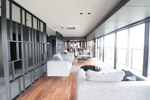 【ロビー】 | 【スカイラウンジ】ホテルライクで上品な雰囲気。語らいとくつろぎを楽しめる憩いのスペースです。