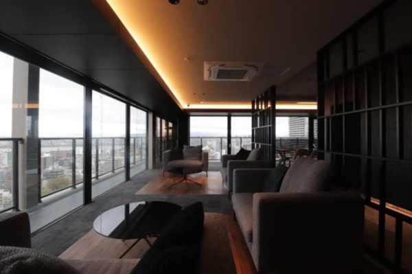 【ロビー】 | 【スカイラウンジ】21階にございます。2方向の眺望を楽しめる、感動のパノラマビュー。