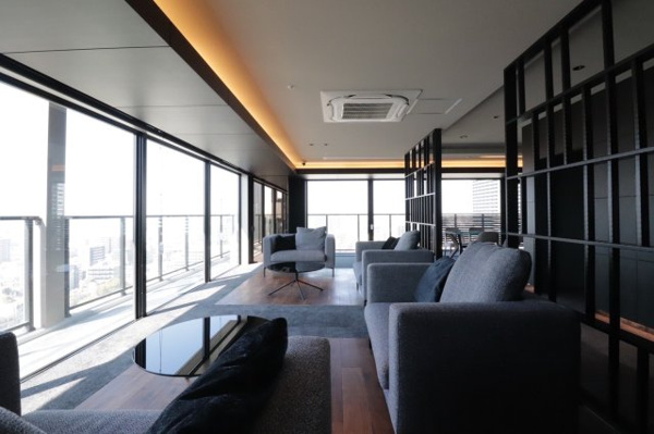 【ロビー】 | 【スカイラウンジ】間接照明と自然光で、やわらかな雰囲気を演出。落ち着いた大人のための空間。