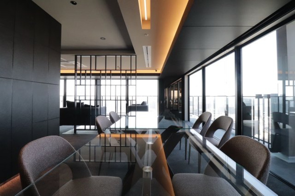 【ロビー】 | 【スカイラウンジ】スタイリッシュな内装に合わせた、都会的な、洗練されたインテリアコーディネートです。