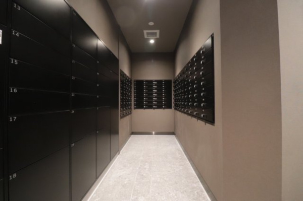 【設備】 | 【郵便受け】シンプルなデザインで使いやすい郵便受けです。宅配ボックスと隣接しています。