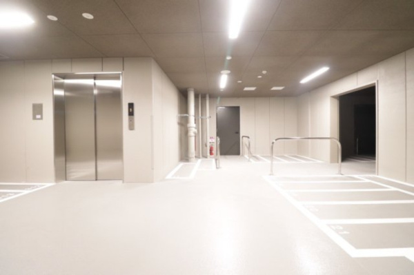 【駐輪場】 | 【駐輪場】屋内なので、愛車が風雨にさらされることもありません。しっかりと整備されたきれいな駐車場！