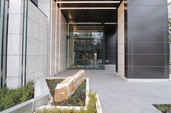  | 【エントランスアプローチ】我が家への帰り道に緑の潤いを添えるガーデンスペース。