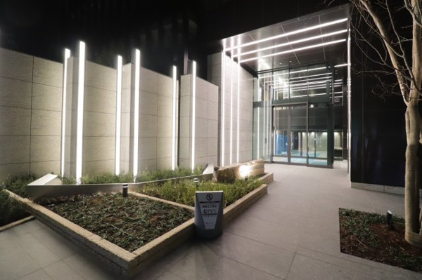  | 【エントランスアプローチ】「四季彩」に飾られたアプローチは、夜になるとライトアップされます。