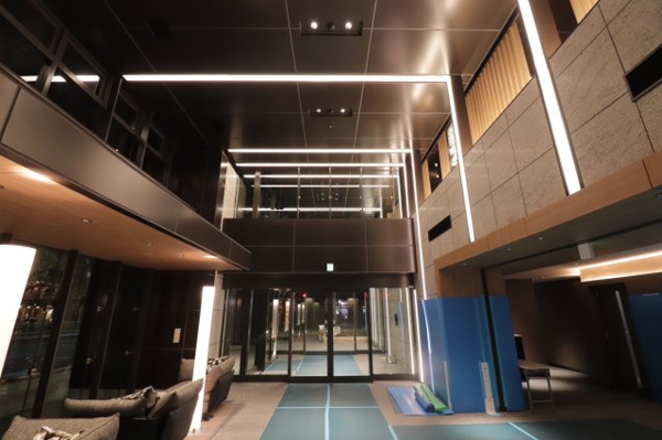 【エントランス】 | 【エントランスホール】開放的な二層吹き抜け。天井高約5700ｍｍの、豪華なエントランスホールです！