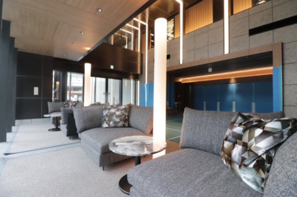 【エントランス】 | 【エントランスホール】ラウンジスペースも兼ねる、広々とした玄関口です。選び抜かれた調度品を配置。