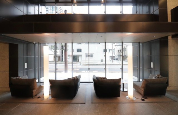 【エントランス】 | 【エントランスホール】ボリューミーなソファーが並んでいます。ゲストとのお待ち合わせにも最適です◎