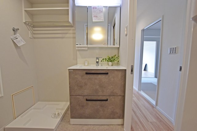 伊丹レックスマンションの独立洗面台|三面鏡付洗面化粧台。毎朝の準備時間もゆったりと過ごせます。