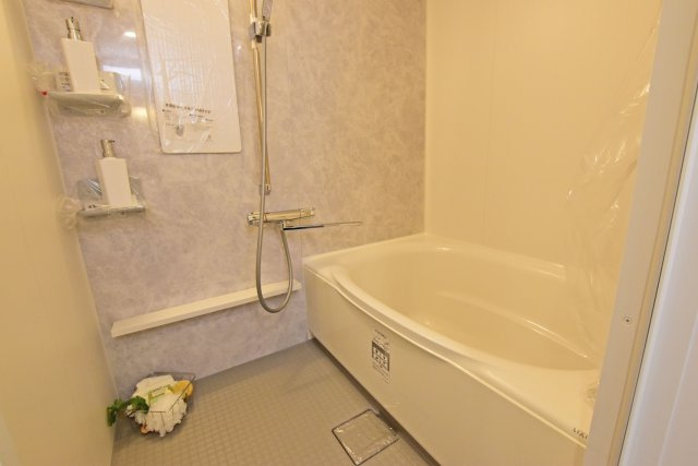 伊丹レックスマンションの浴室|清潔感溢れる浴室。棚が充実しているのでお気に入りのバスグッズを置くことが出来ます。