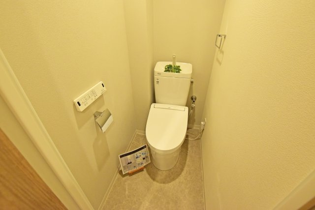 伊丹レックスマンションのトイレ|温水洗浄便座付きで快適にご利用いただけます。