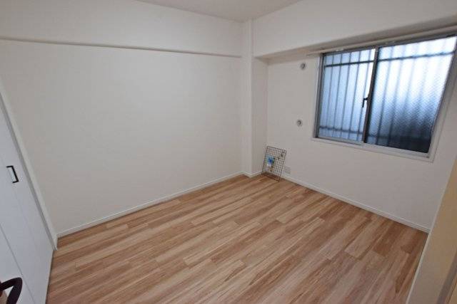 伊丹レックスマンションの洋室|お気に入りのインテリアを設置したり、作業スペースにしたりと色々な活用が出来ます◎