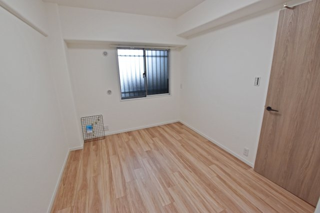 伊丹レックスマンションの洋室|家具や敷物のカスタマイズを楽しめる洋室です。自分だけの趣味の部屋として使ってみるのもいいかもしれません。