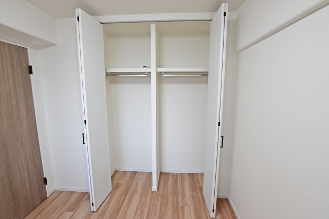 伊丹レックスマンションの洋室|枕棚とハンガーレール付き収納は衣服だけでなく、大きな荷物も十分に収納できます◎