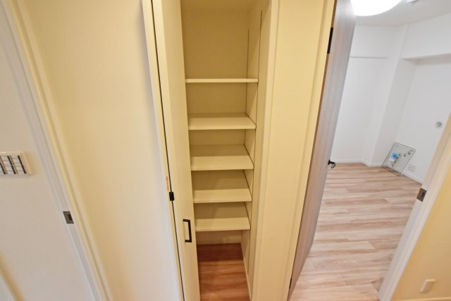 伊丹レックスマンションの収納|廊下収納には散らかりやすい書類や小物などを綺麗に整理整頓することが出来ます。