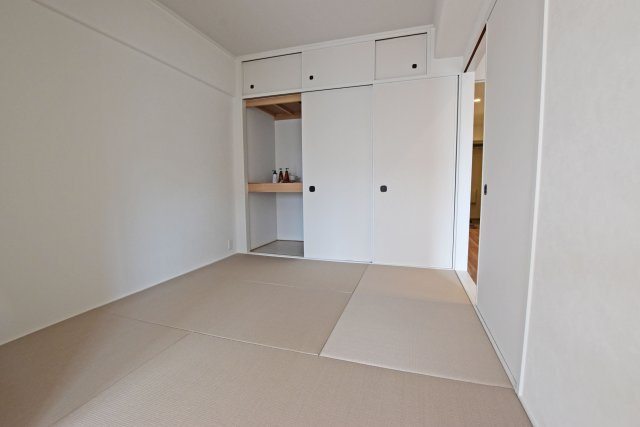 伊丹レックスマンションの和室|リビングとつながる畳敷きのお部屋は、お客さまが遊びに来た時にも使えますし、ちょっと疲れた時にお昼寝できるのもうれしいですね。