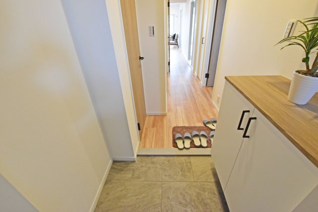 伊丹レックスマンションの玄関|十分な容量のシューズボックスを完備×広々とした空間が魅力！ 玄関収納の上にはお気に入りのインテリアも置くことが出来ます。