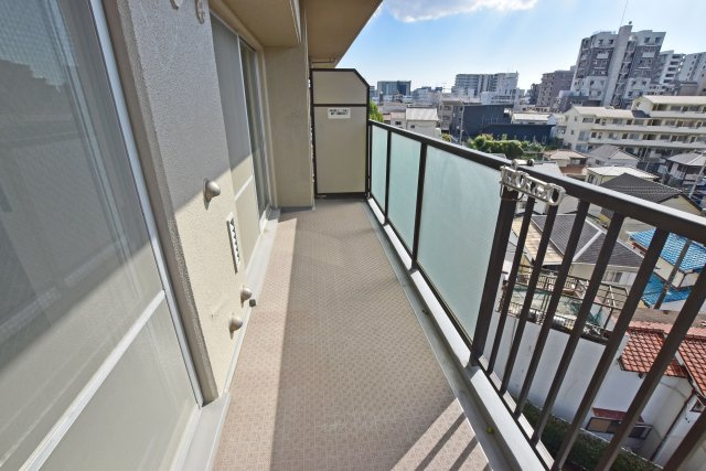 伊丹レックスマンションのバルコニー|バルコニーは洗濯物や布団を干すだけでなく、暖かな陽射しや爽やかな風を存分に取り込みお部屋に開放感をもたらします。