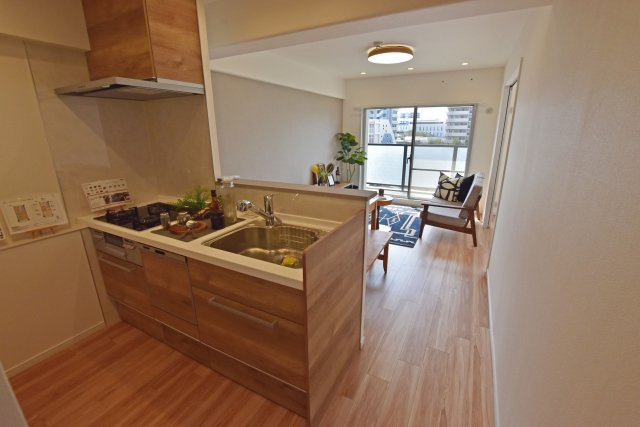 伊丹レックスマンションのキッチン|約11.4帖のLDK◎2025年2月内装リフォーム済みです。リビングダイニングが長方形に近い設計で、一体的に活用できます。