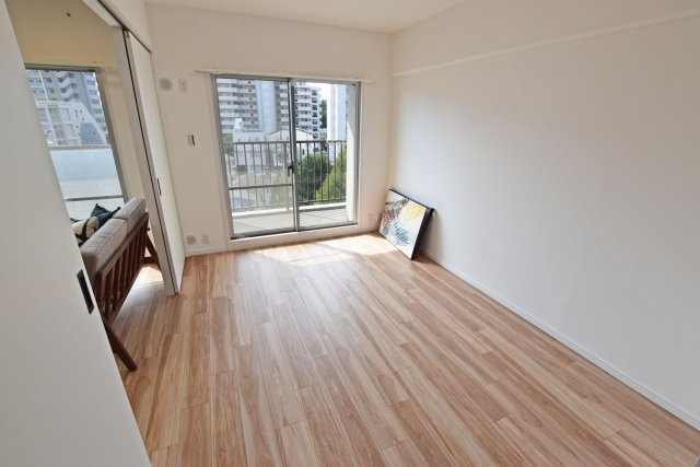 伊丹レックスマンションの居間・リビング|間口いっぱいの大きな窓から陽ざしが入り、窓から外への視界も広がるため、明るく開放感があるリビング・ダイニングになります。