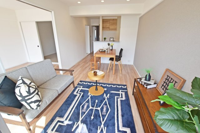 伊丹レックスマンションの居間・リビング|奥行きがある縦長リビングなので、収納や家具の配置、インテリアコーディネートがしやすいです。