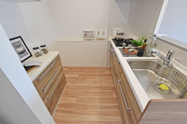 伊丹レックスマンションのキッチン|背面に収納があるので常にすっきりとした状態のキッチンを保つことが出来ます。