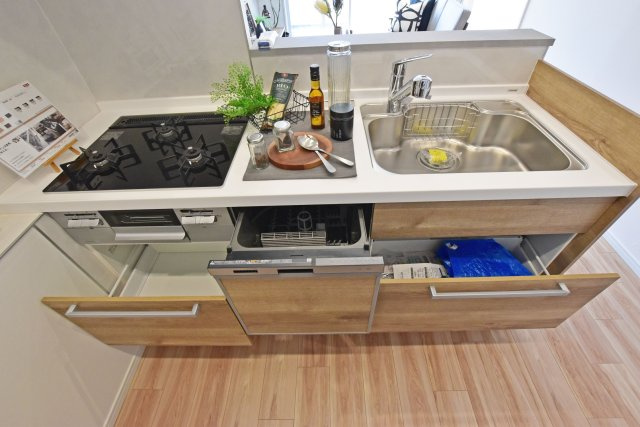 伊丹レックスマンションのキッチン|収納豊富×機能性充実のシステムキッチン。3口コンロとグリル付きで、お料理の幅が広がる嬉しいキッチンです。