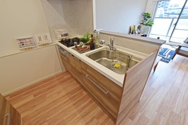 伊丹レックスマンションのキッチン|対面式キッチンなので調理中も家族とのコミュニケーションがしっかりと取れます。