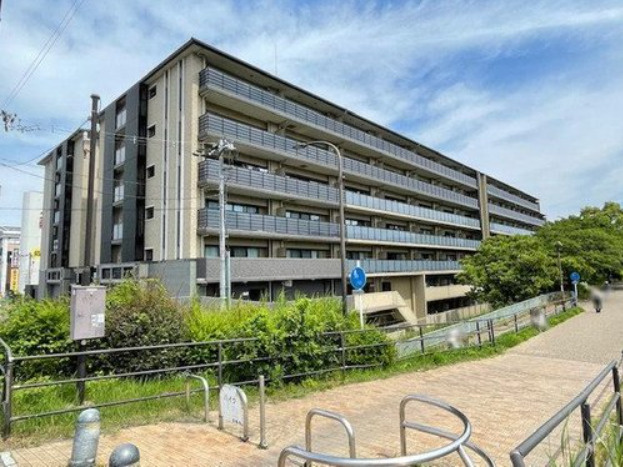 プレサンスレジェンド六地蔵の外観