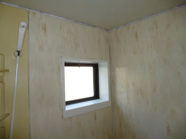 ロイヤルガーデンCの浴室|浴室窓