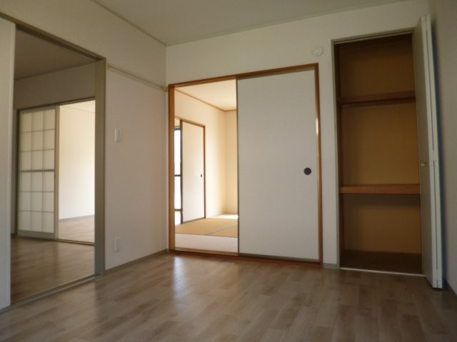 ロイヤルガーデンCの洋室