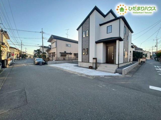 行田市持田4丁目　新築一戸建て　ブルーミングガーデン　01の前面道路含む現地写真|角地につき日当たり・通風良好◎
前面道路は見通しが良く、防犯面でも配慮された周辺環境です！