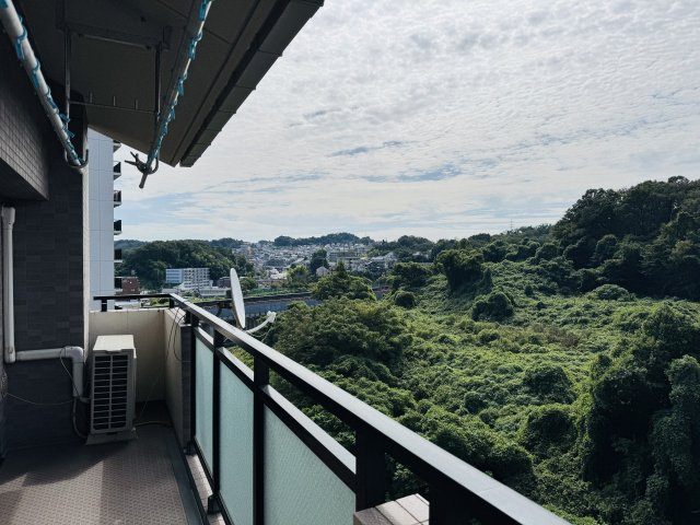 すまいる館京王北野のバルコニー|～2ヶ所から出入り可能なバルコニー　陽当たり良好、洗濯物がよく乾きそうです～