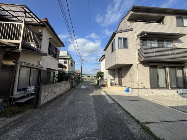 -三丁目不動産-深谷市東方　中古戸建の前面道路含む現地写真
