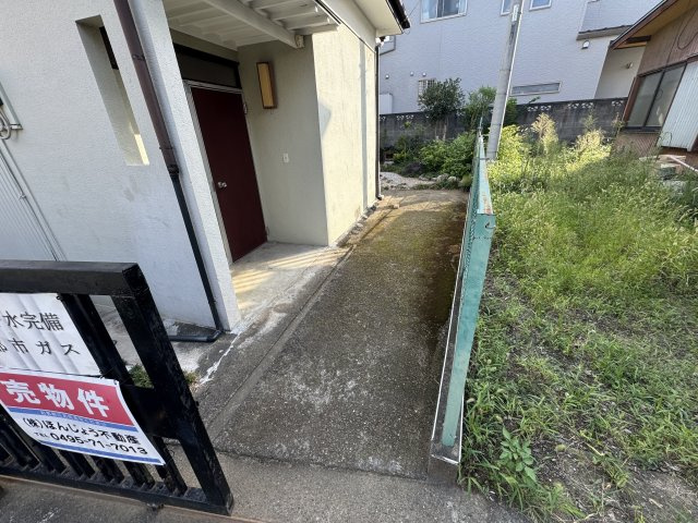 -三丁目不動産-深谷市東方　中古戸建の玄関