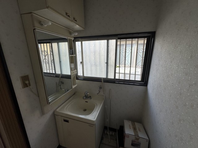 -三丁目不動産-深谷市東方　中古戸建の洗面所