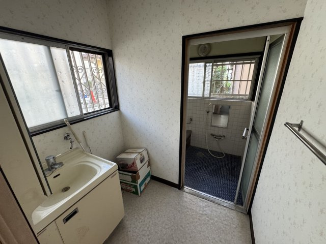 -三丁目不動産-深谷市東方　中古戸建の洗面所