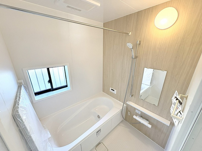【浴室】 | 新座市栗原1丁目　新築一戸建住宅　全4棟　(保谷店) | 1日の疲れを癒す広々としたバスルーム。浴室乾燥機が備わり、防カビ対策や雨の日のお洗濯にも活躍いたします。