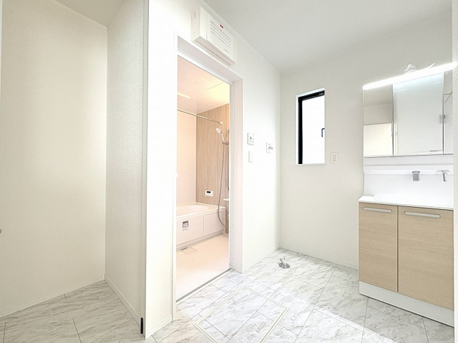 【脱衣所】 | 新座市栗原1丁目　新築一戸建住宅　全4棟　(保谷店) | ゆとりのある広さの洗面脱衣室。収納付きなので掃除用具を置いたり、棚を設置してタオルや着替えをおいても便利です。