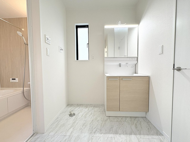 【独立洗面台】 | 新座市栗原1丁目　新築一戸建住宅　全4棟　(保谷店) | 洗面台には大きく見やすい三面鏡が付いているので、身支度がスムーズに行えます。