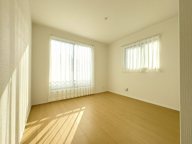 【寝室】 | 新座市栗原1丁目　新築一戸建住宅　全4棟　(保谷店) | 2階6.0帖西側/落ち着いた色味のクロスとフローリングでほっと一息つける空間。