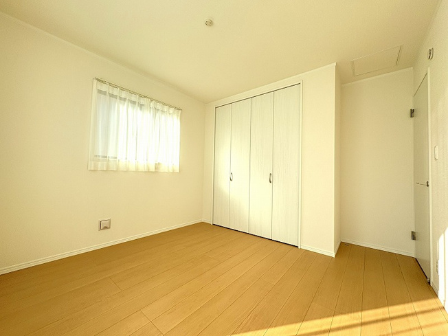 【寝室】 | 新座市栗原1丁目　新築一戸建住宅　全4棟　(保谷店) | 2階6.0帖西側/落ち着いた色味のクロスとフローリングでほっと一息つける空間。